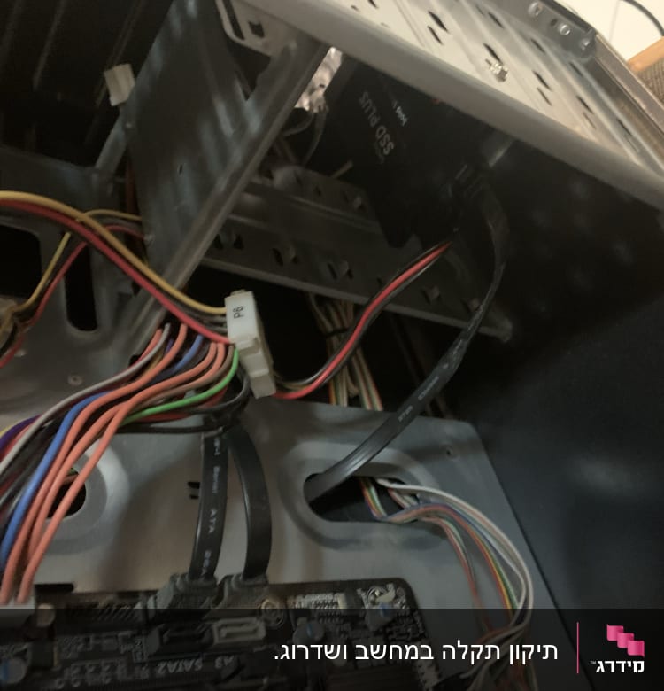 חוטי חשמל צבעוניים בתוך מארז מחשב עם כונן SSD
